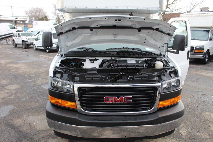 GMC Savana Cargo 2025 - Image 2