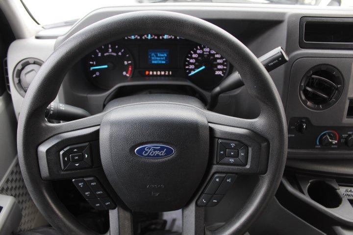 Ford Super Duty E-450 DRW 2023 - Image 10