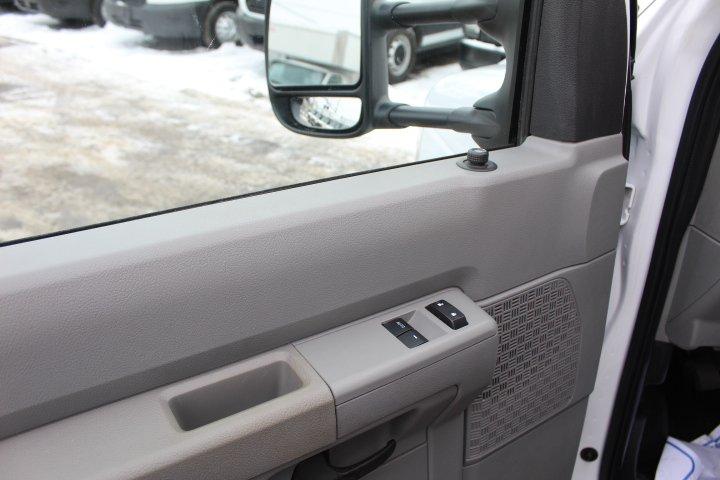 Ford Super Duty E-450 DRW 2023 - Image 12