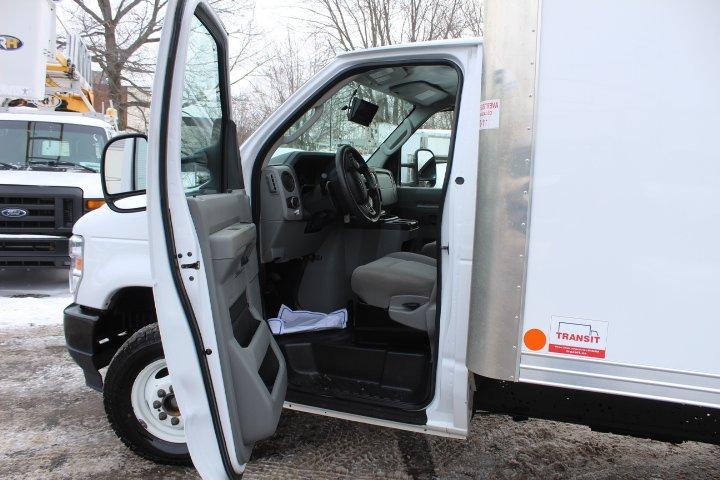 Ford Super Duty E-450 DRW 2023 - Image 13