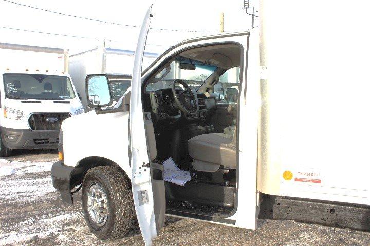 Chevrolet Express Cargo 2022 - Image 13
