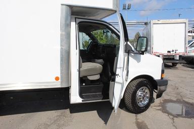 GMC Savana 2018 - Thumbnail 17