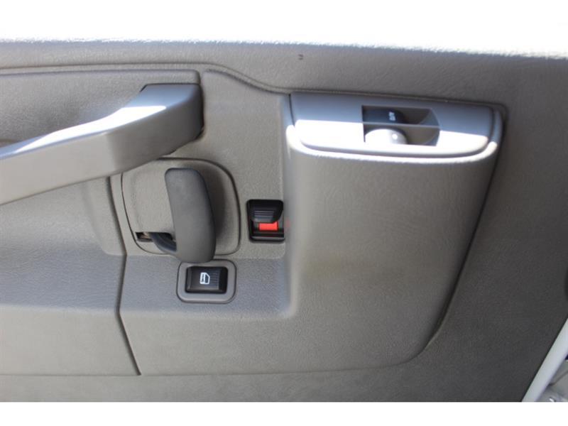 Chevrolet Express 3500 2024 - Image 17