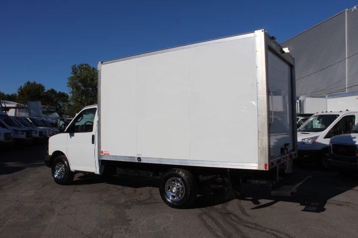 Chevrolet Express Cargo 2022 - Image 2