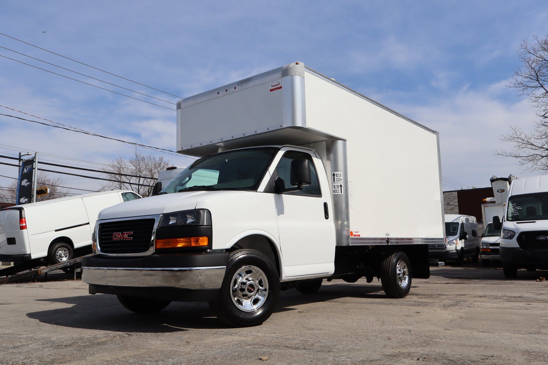 GMC Savana Cargo 2026 - Thumbnail 2