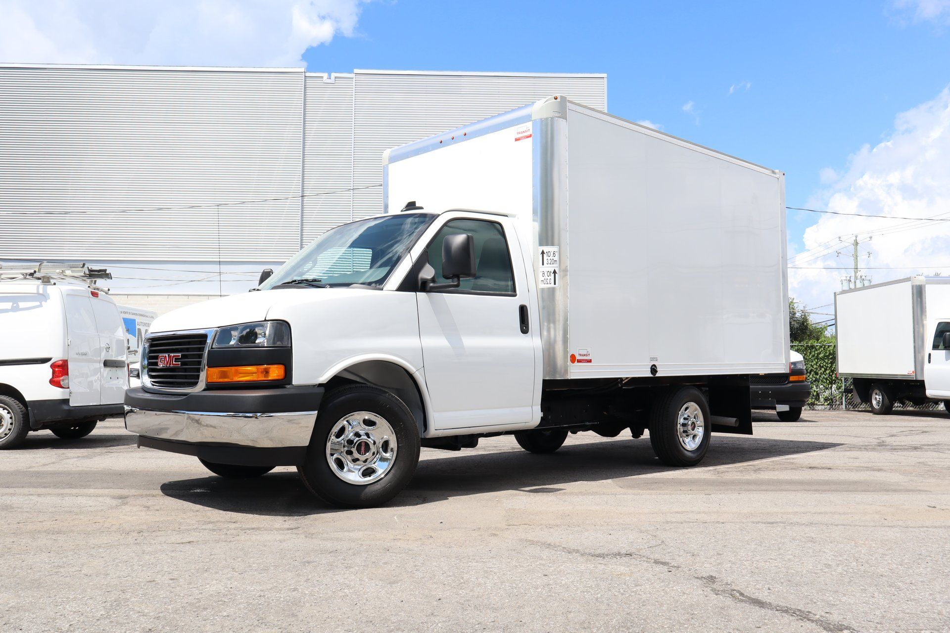 GMC Savana 2025 - Thumbnail 3
