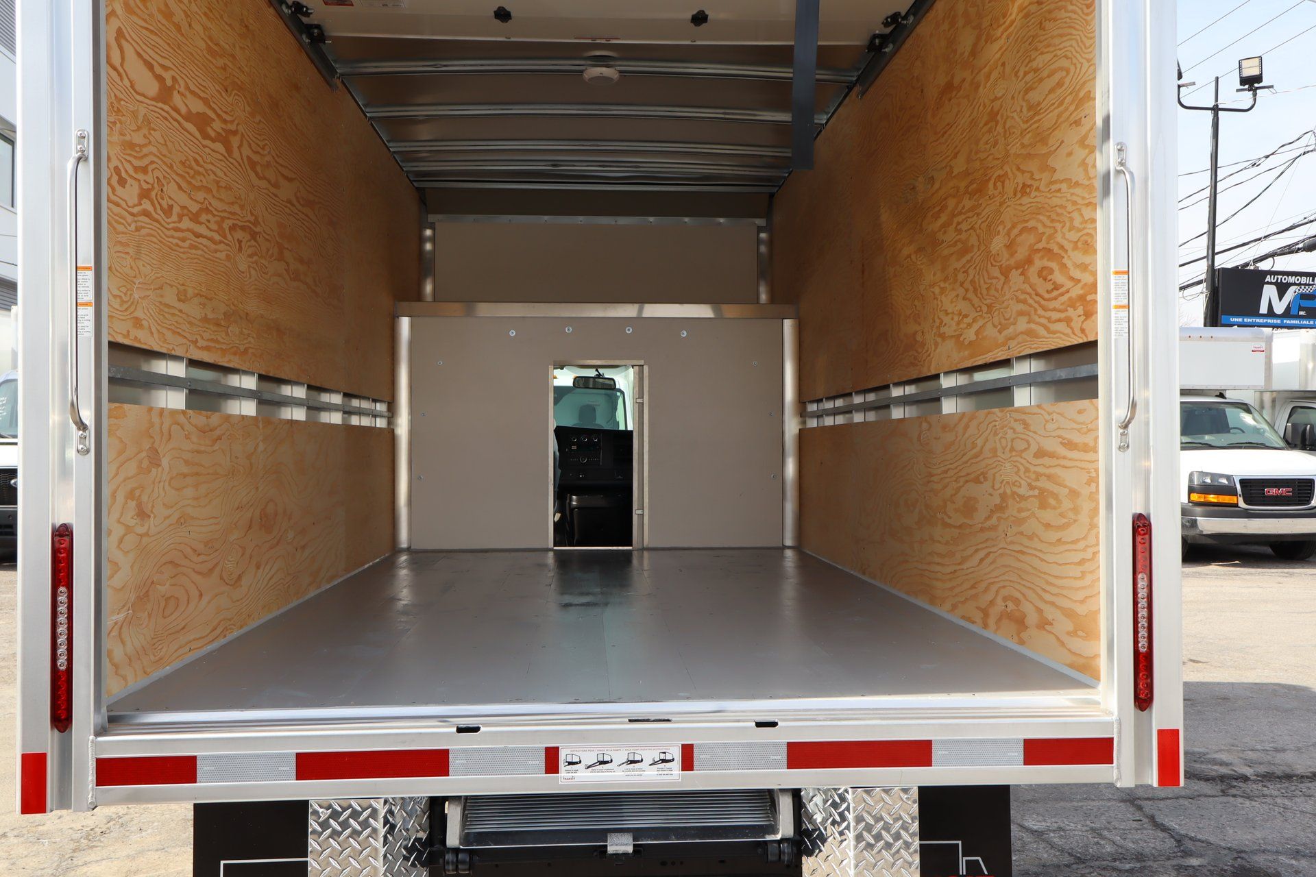 GMC Savana Cargo 2026 - Image 13