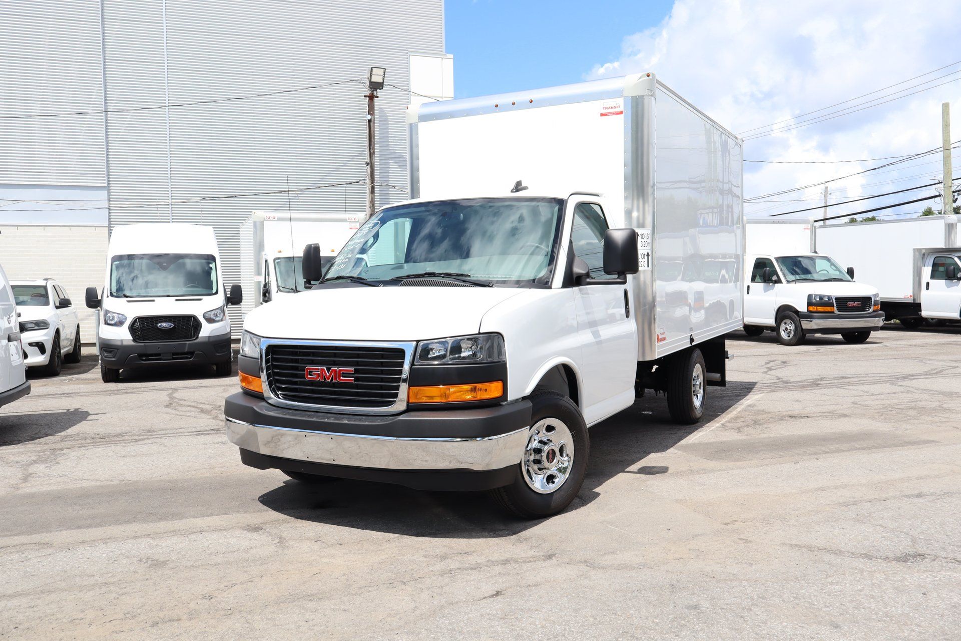 GMC Savana 2025 - Image 4