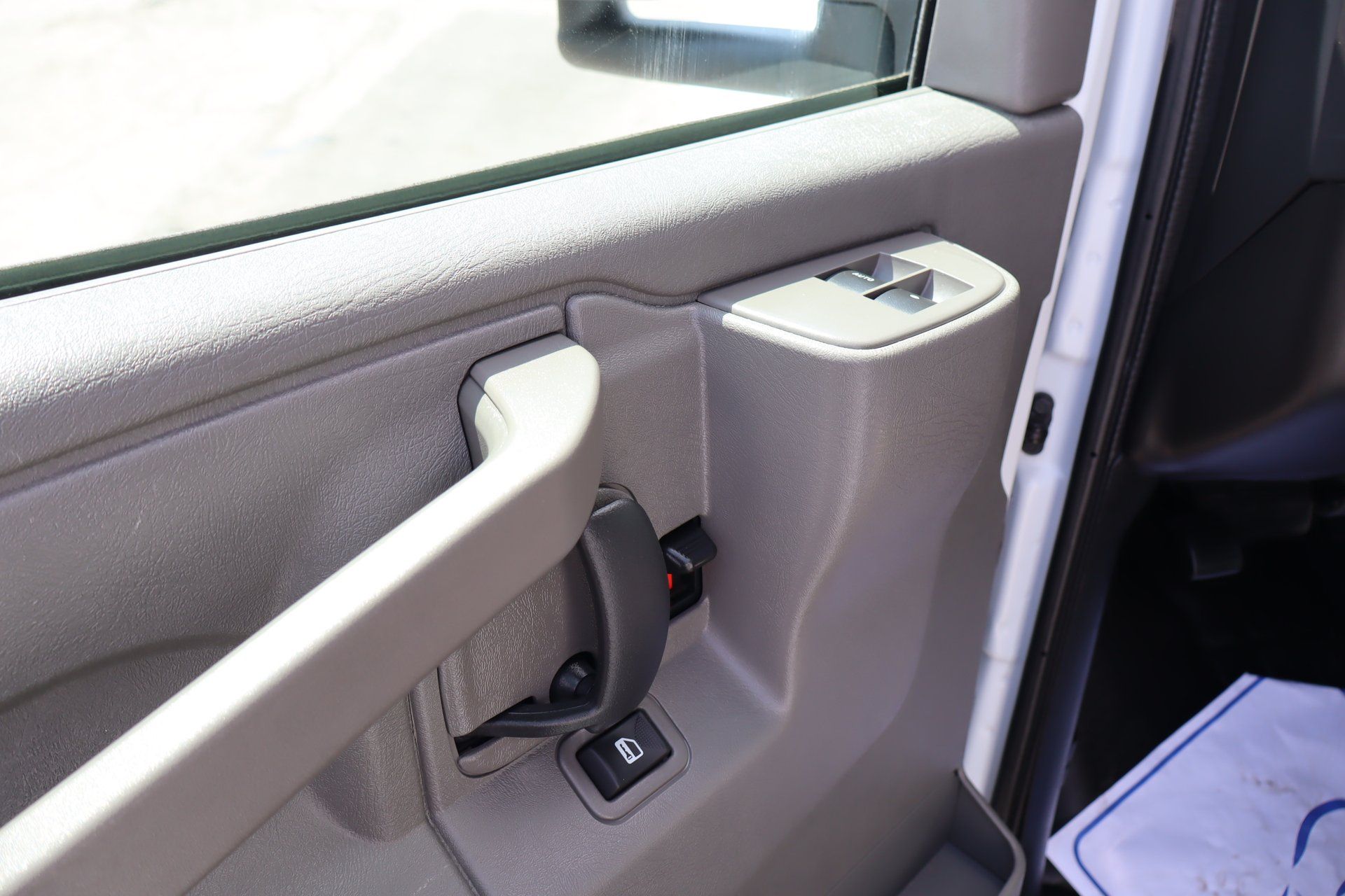 GMC Savana 2025 - Image 16