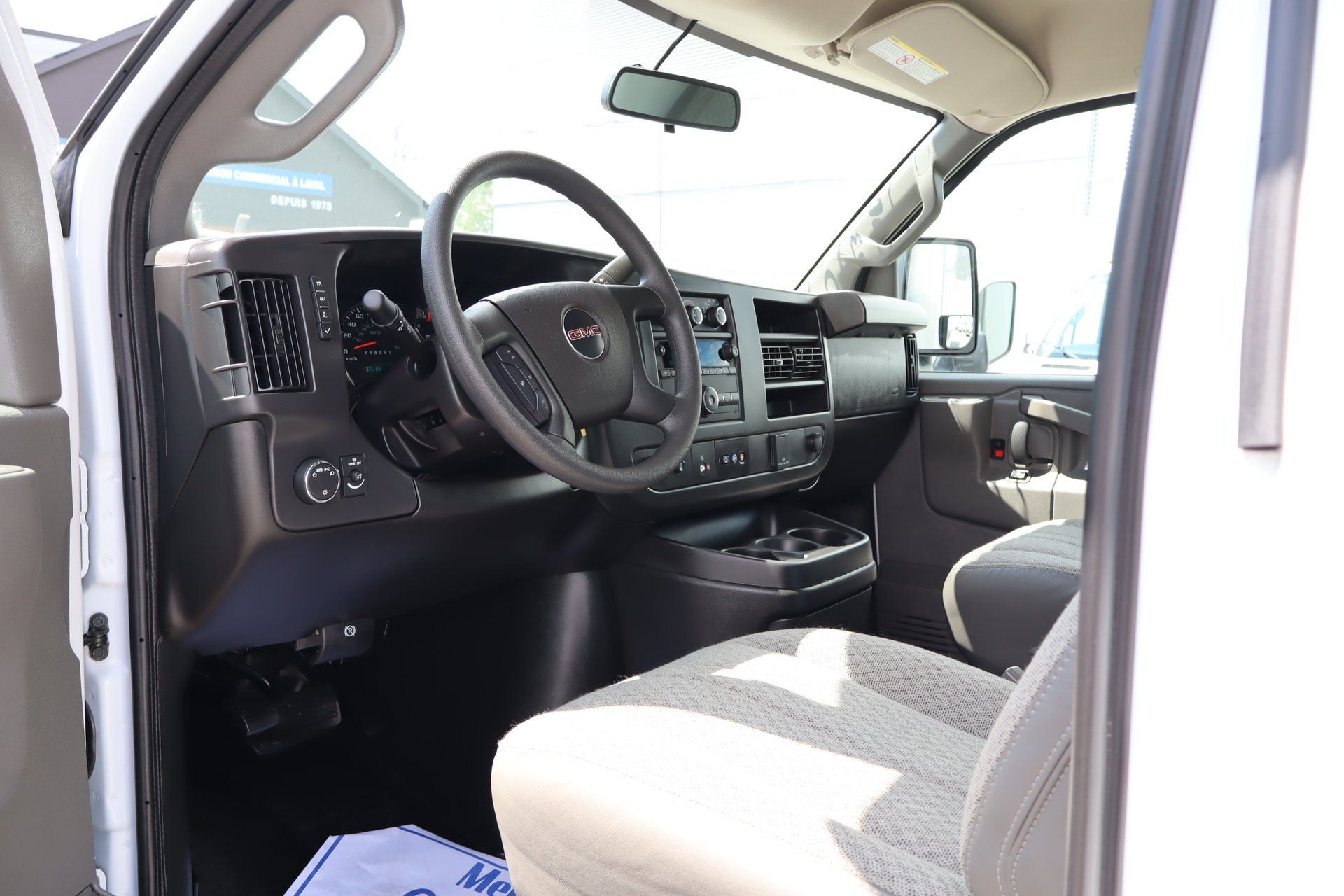 GMC Savana 2025 - Image 17