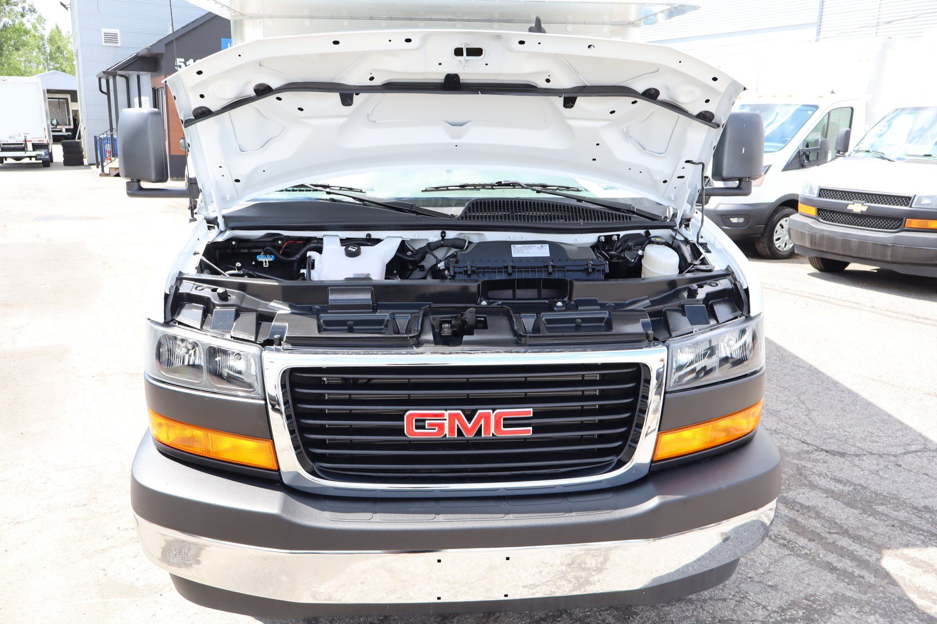 GMC Savana 2025 - Image 11