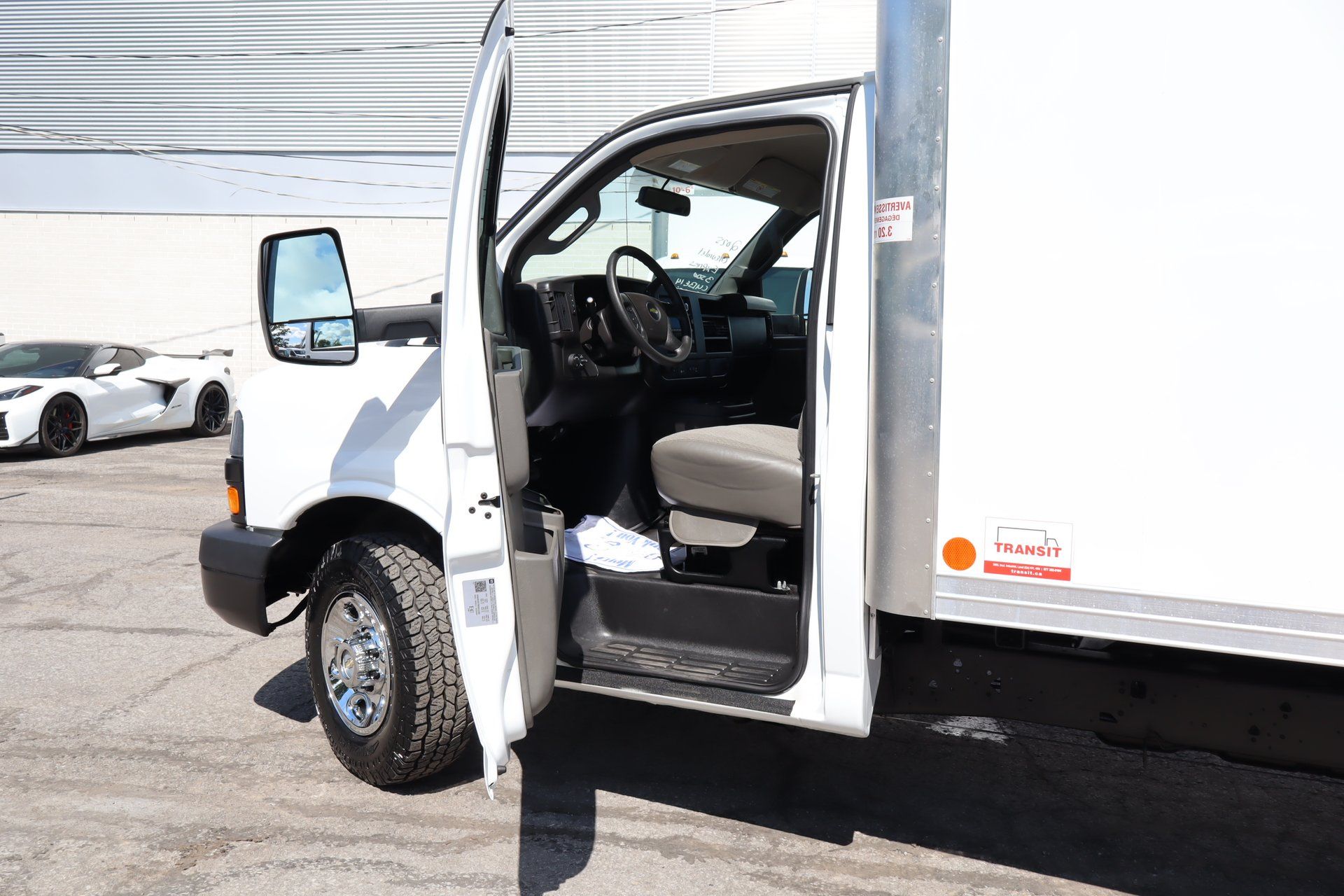 Chevrolet Express 2025 - Image 13 