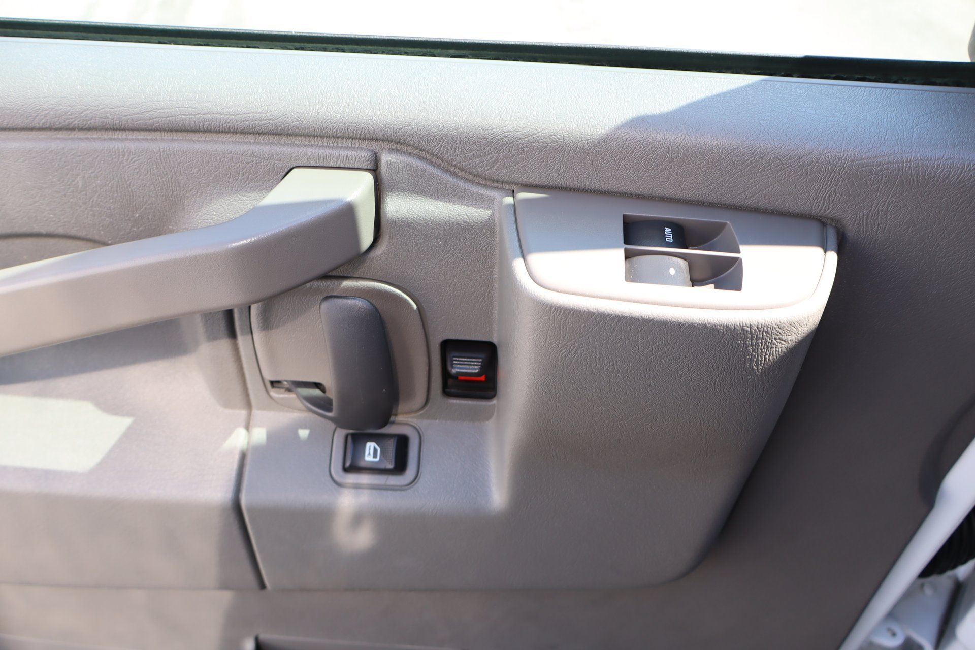 Chevrolet Express 2025 - Image 17 