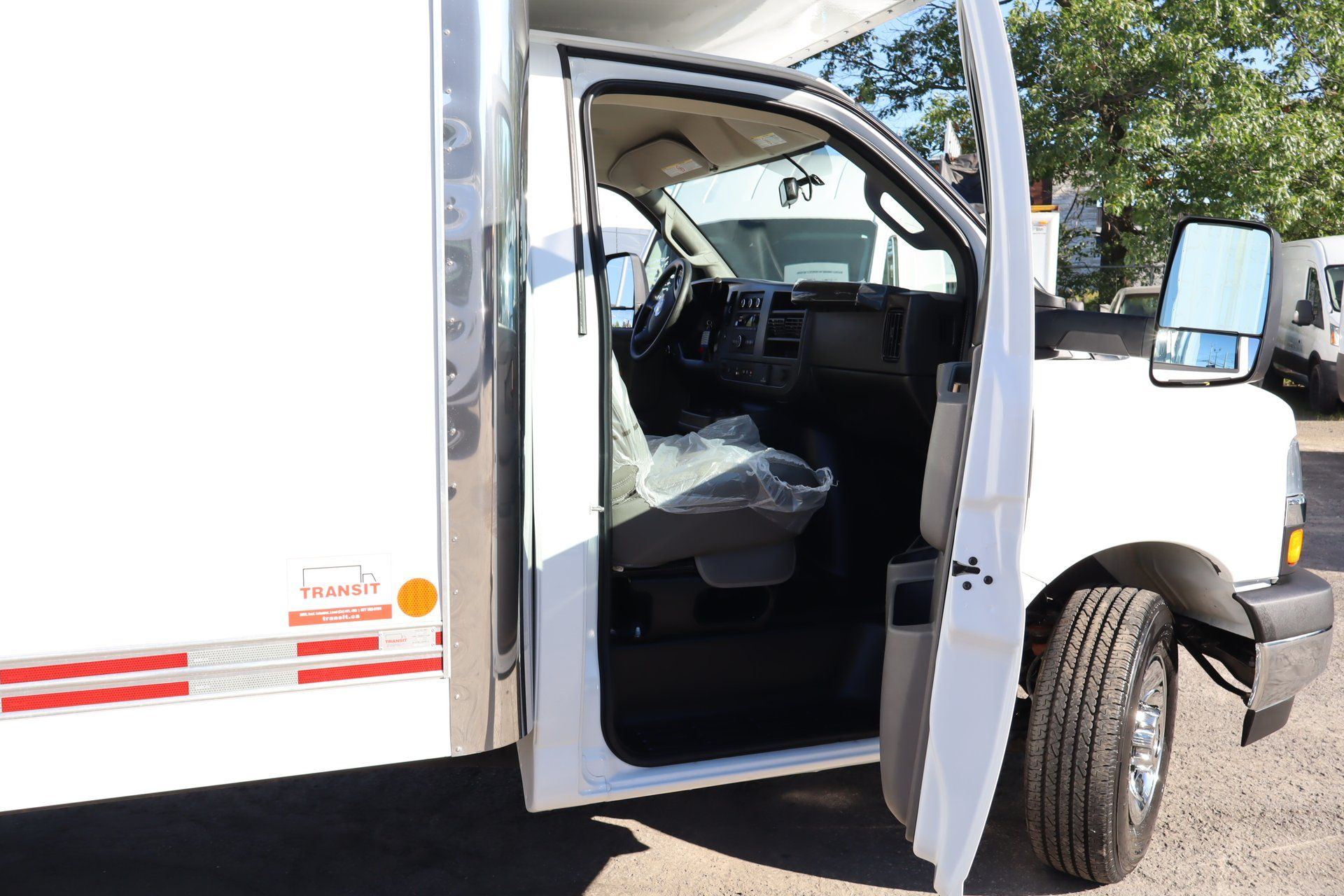 Chevrolet Express 2025 - Image 13 