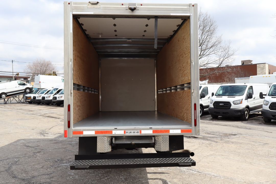 Chevrolet Express 2024 - Image 16