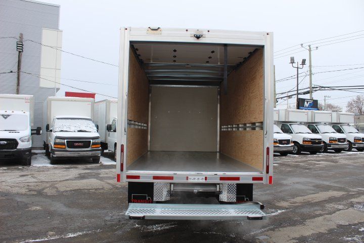 GMC Savana Cargo 2025 - Image 11