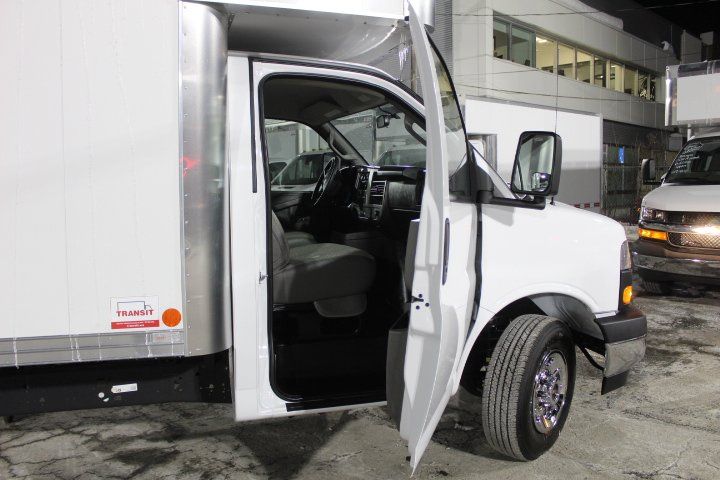 GMC Savana Cargo 2025 - Image 16