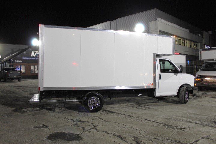 GMC Savana Cargo 2025 - Image 10