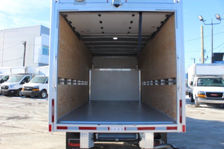 Chevrolet Express Cutaway 2025 - Image 17