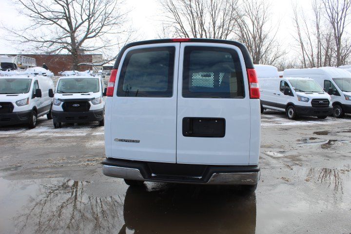 Chevrolet Express Cutaway 2024 - Image 9