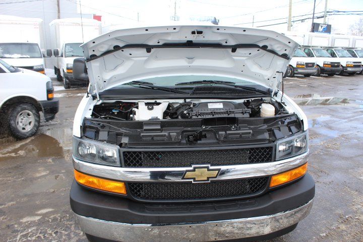 Chevrolet Express Cutaway 2024 - Image 12