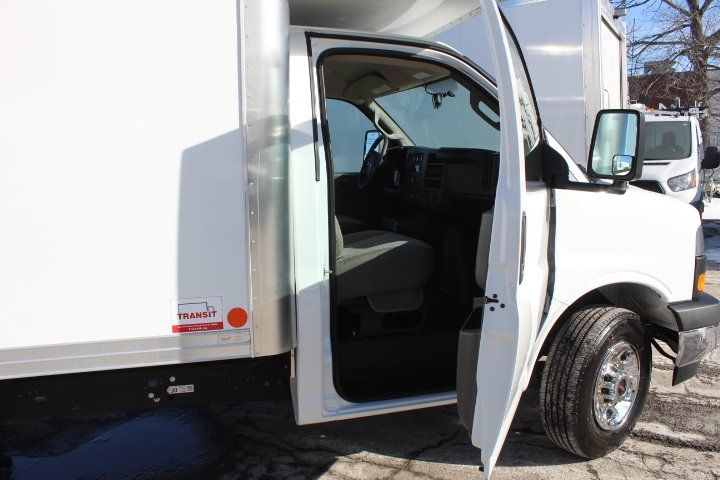 GMC Savana Cargo 2025 - Image 11
