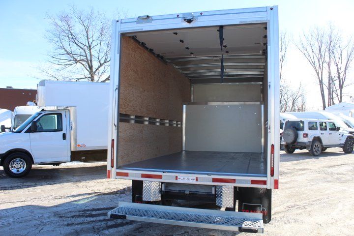 GMC Savana Cargo 2025 - Image 10