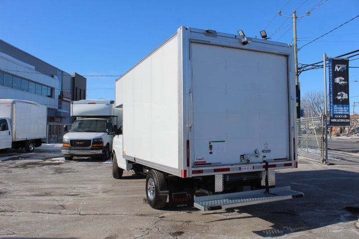 GMC Savana Cargo 2025 - Image 9