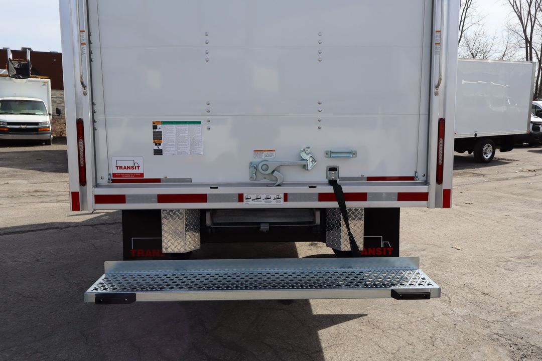 GMC Savana Cargo 2025 - Image 18