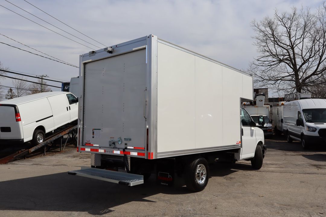 GMC Savana Cargo 2025 - Image 12