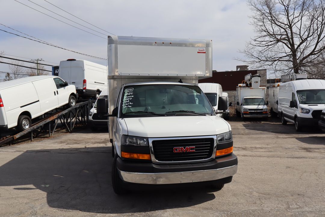 GMC Savana Cargo 2025 - Image 11