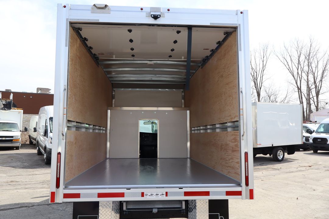 GMC Savana Cargo 2025 - Image 5