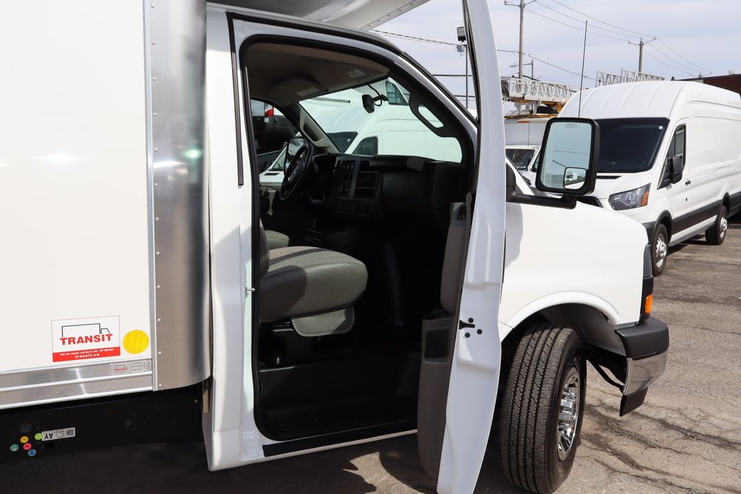 GMC Savana Cargo 2025 - Image 16