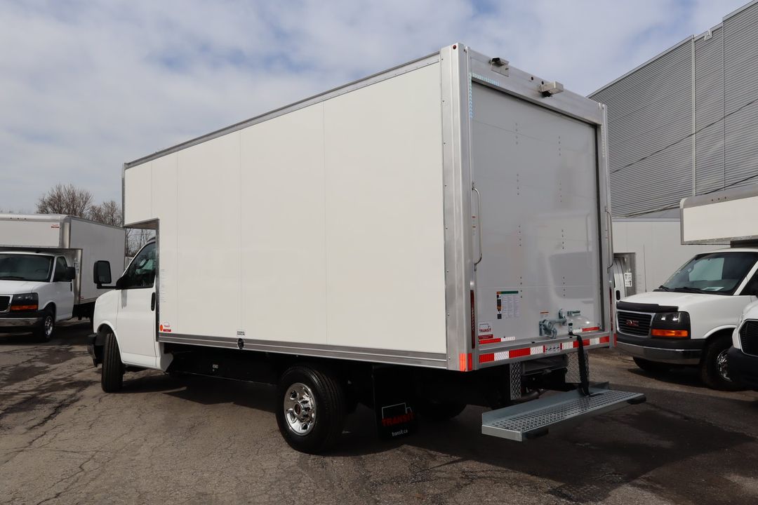 GMC Savana Cargo 2025 - Image 16