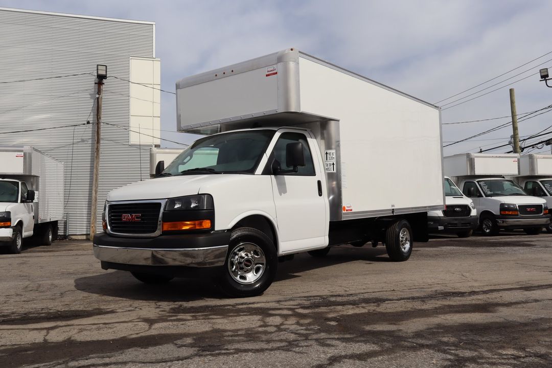 GMC Savana Cargo 2025 - Image 2