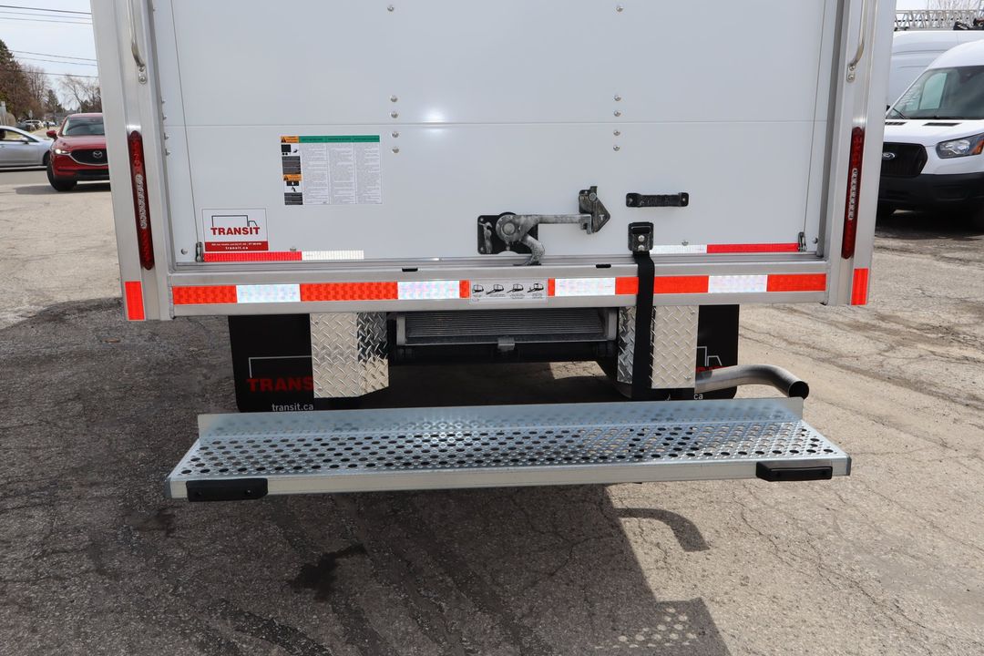 GMC Savana Cargo 2025 - Image 10