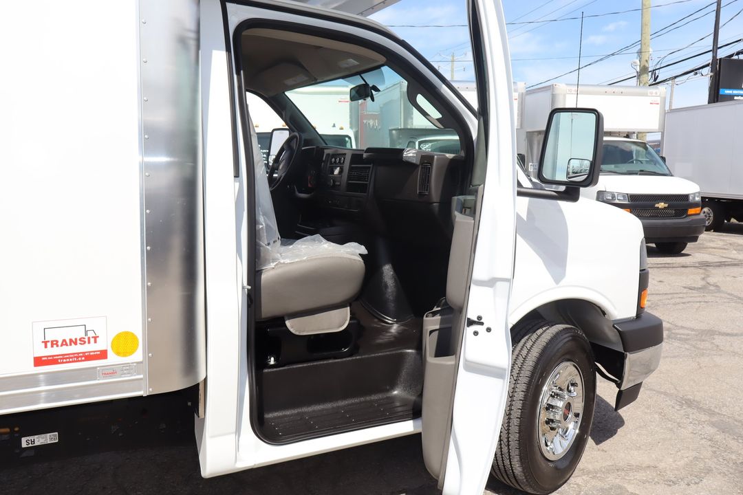 GMC Savana Cargo 2025 - Image 13