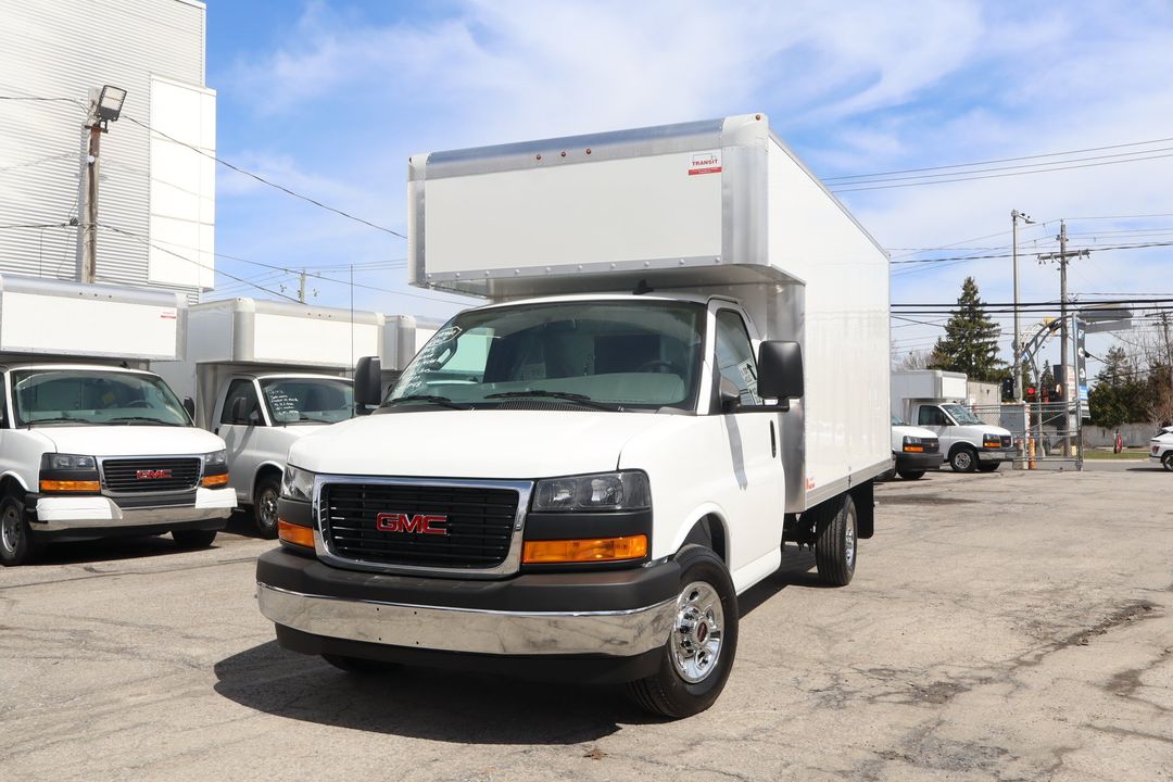 GMC Savana Cargo 2025 - Image 30
