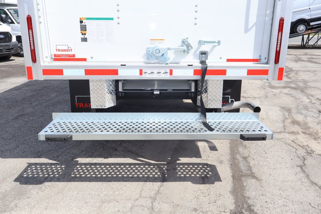 GMC Savana Cargo 2025 - Image 14