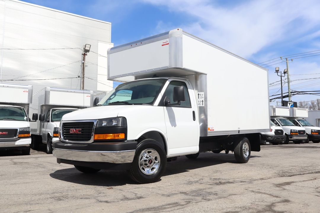 GMC Savana Cargo 2025 - Image 11