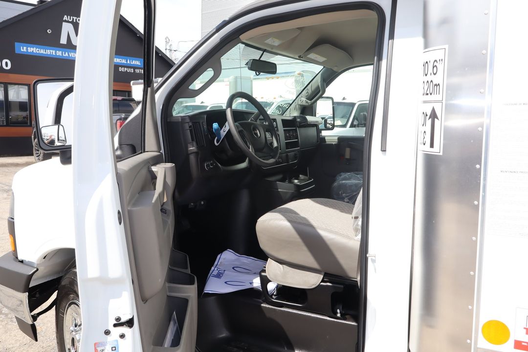 GMC Savana Cargo 2025 - Image 25