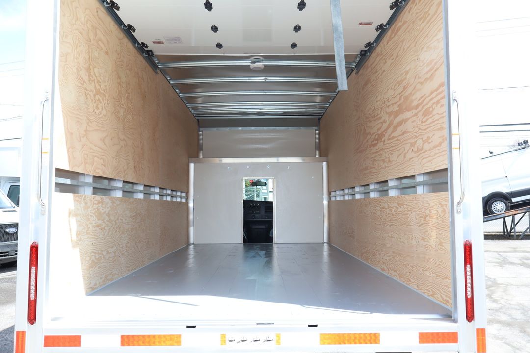 GMC Savana Cargo 2025 - Image 9