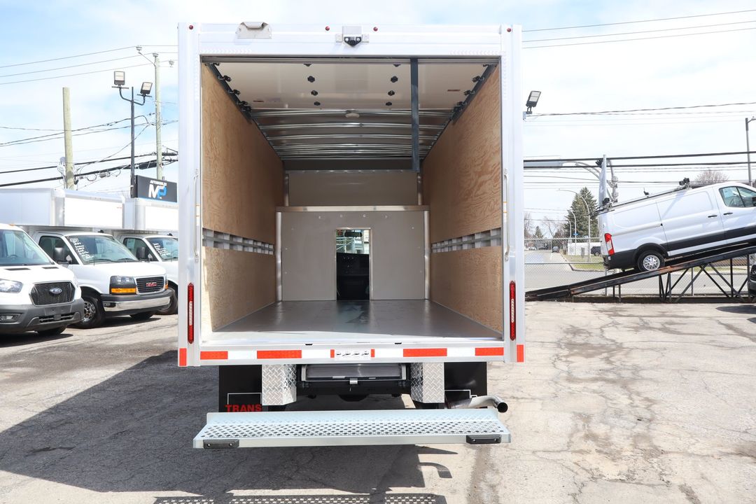 GMC Savana Cargo 2025 - Image 10