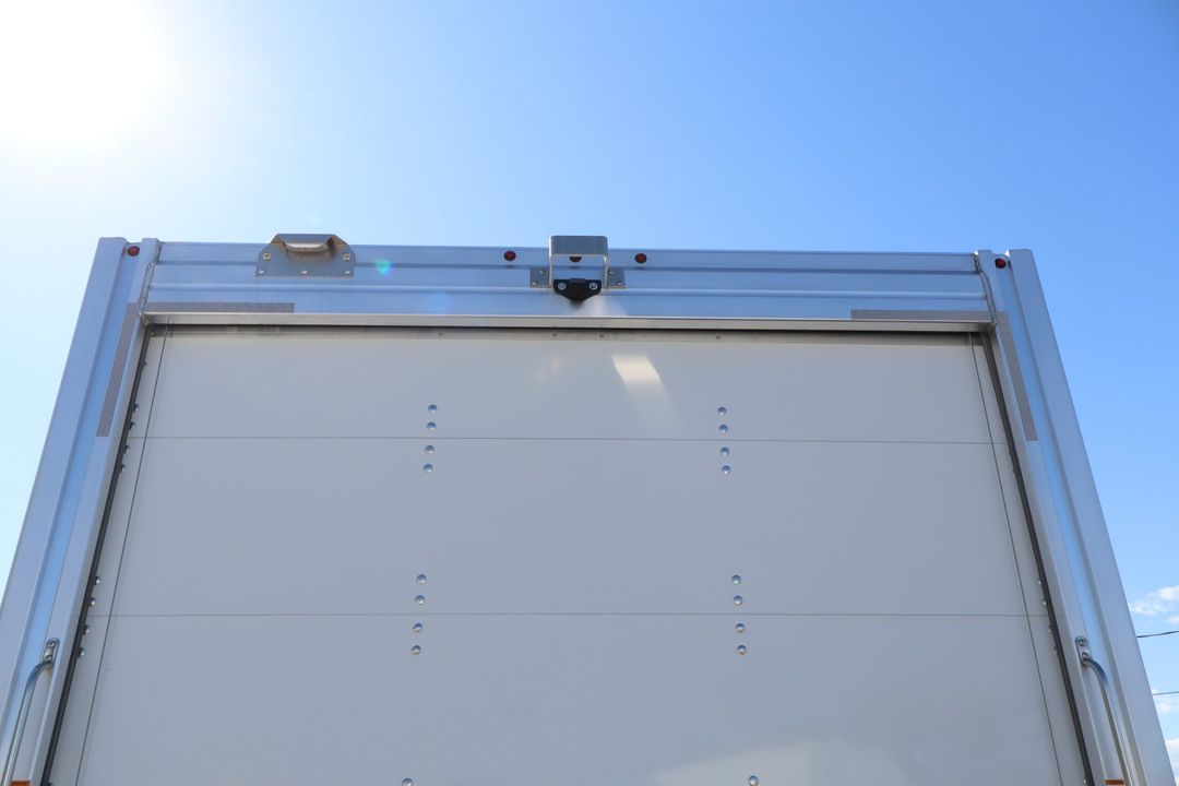 GMC Savana 2025 - Image 11