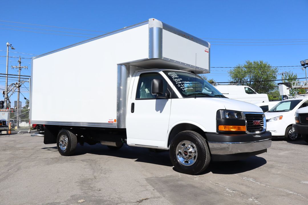 GMC Savana 2025 - Image 2