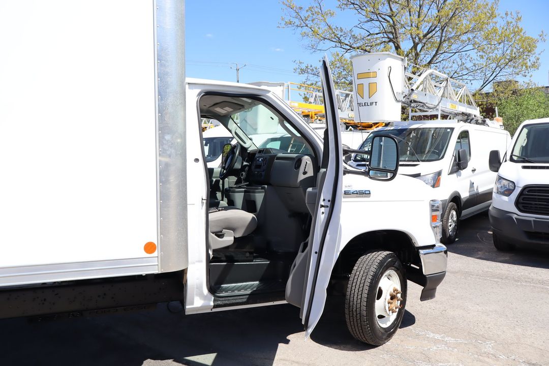 Ford E-Series Econoline Van 2022 - Image 6