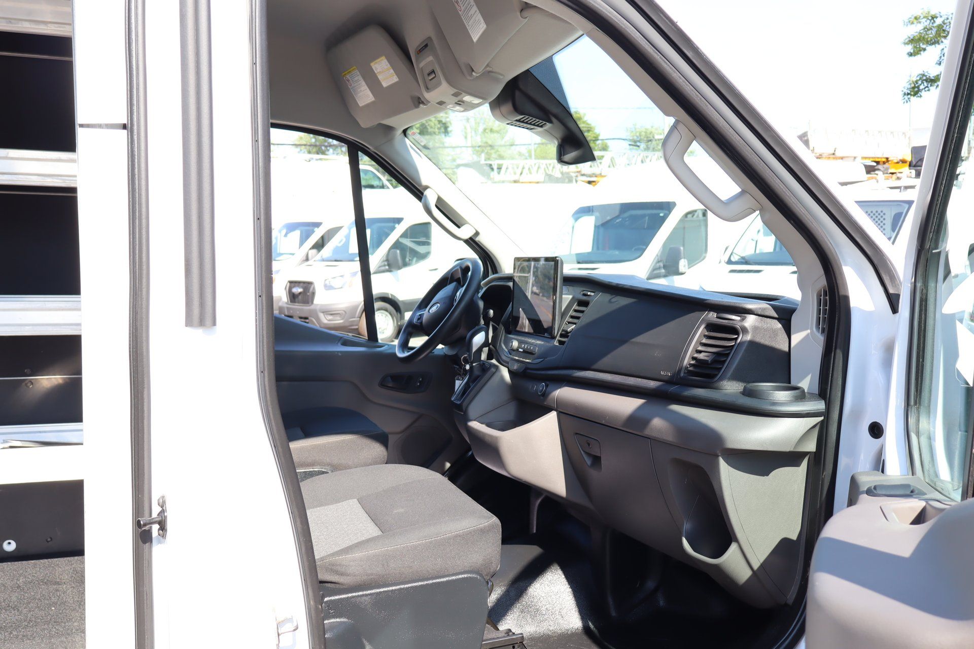 Ford Transit Cargo Van 2022 - Thumbnail 23