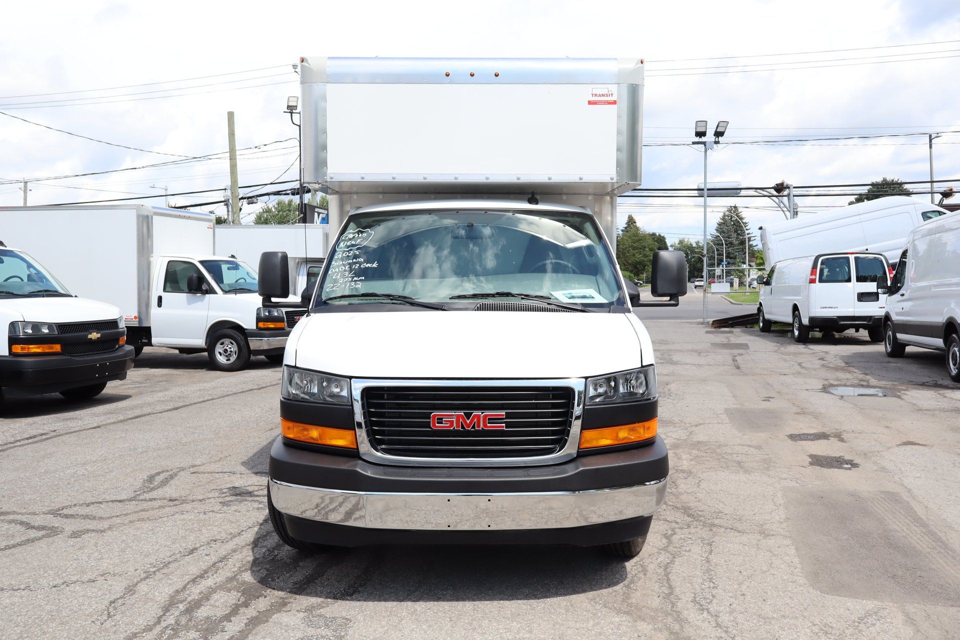 GMC Savana 2025 - Thumbnail 9