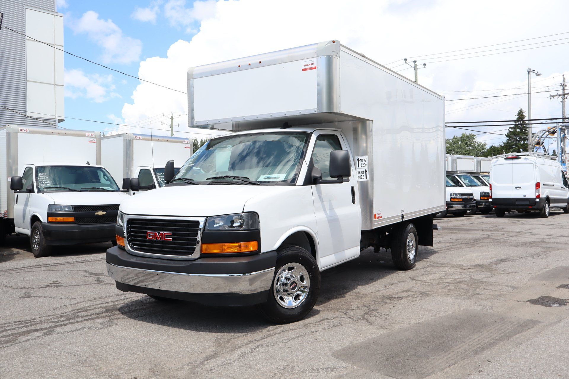 GMC Savana 2025 - Thumbnail 3
