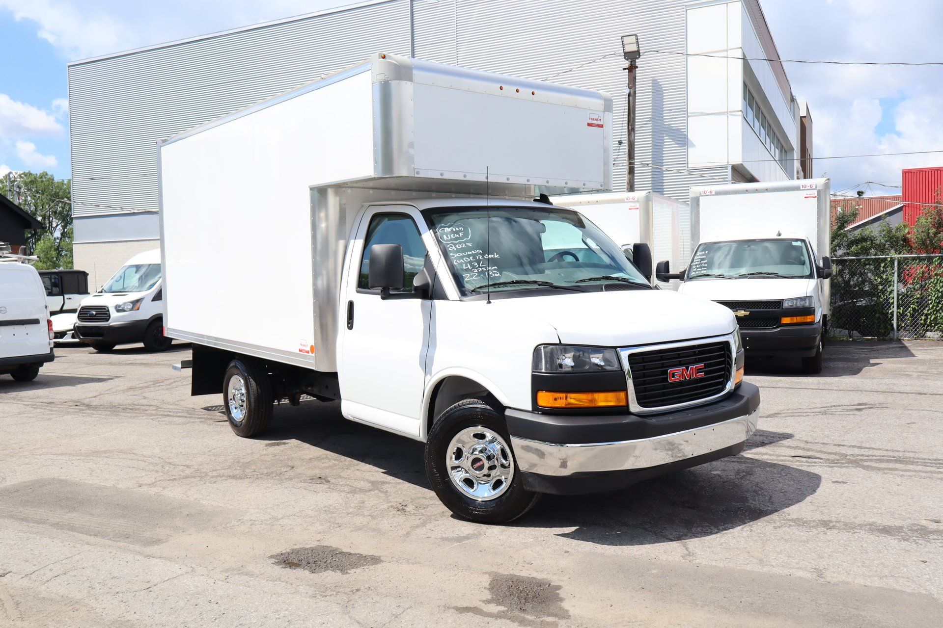GMC Savana 2025 - Thumbnail 2